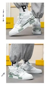 Vista dettagliata di sneaker alte bianche con accenti verdi e stampe FASHION alla moda.