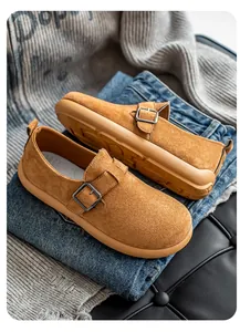 Elegante braune Herren-Slipper aus Wildleder mit Monkstrap-Schnalle auf Jeansstoff