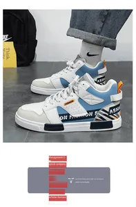 Dettaglio ravvicinato di scarpe alte blu e bianche con eleganti accenti arancioni e lacci