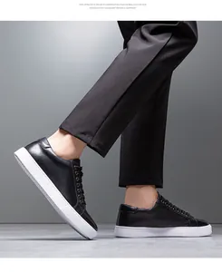 Detailansicht der schwarzen Herren-Sneaker aus Leder mit leichten weißen EVA-Sohlen