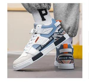 Vista laterale dettagliata di sneakers alte blu e bianche da uomo in un ambiente casual