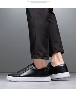 Herren Low-Top Casual Sneaker in Schwarz mit weißer EVA-Sohle.