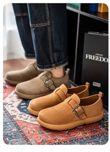 Detailaufnahme der stilvollen braunen Wildleder-Loafer für Herren mit verstellbarem Schnallenriemen
