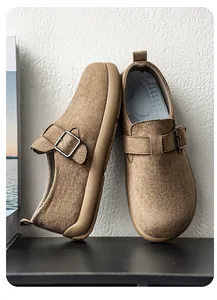 Detailansicht braune Herren-Slipper aus Wildleder mit Schnallenverzierung
