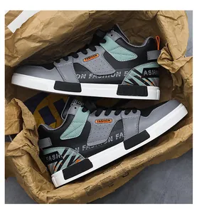 Due eleganti sneaker da uomo alte poste in un sacchetto di carta marrone stropicciato