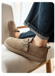 Detailansicht von braunen Wildleder-Slippern für Herren mit schicker Metallschnalle