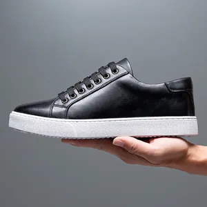 Premium schwarze flache Leder-Sneaker mit robuster weißer Sohle für Herren