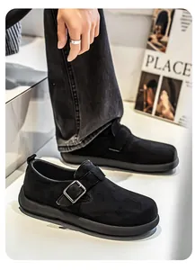 Detailansicht der schwarzen Herren-Slipper aus Wildleder mit stilvoller Metallschnalle