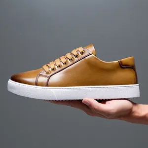 Braune Herren-Leder-Sneaker mit flacher Sohle und weißer Gummisohle für den Alltag