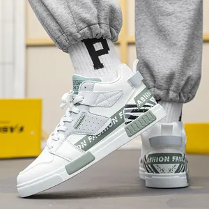 Moderne sneaker alte bianche da uomo con accenti verdi e scritta Fashion in grassetto.