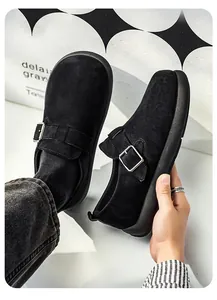 Detailansicht der schwarzen Herren-Wildleder-Clogs mit einer schicken silbernen Schnalle