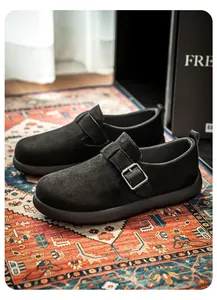 Makroansicht der schwarzen Wildleder-Freizeitschuhe mit silberner Metallschnalle