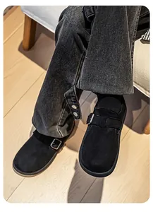 Detailansicht schwarzer Wildleder-Herrenschuhe im Birkenstock-Stil zum Hineinschlüpfen