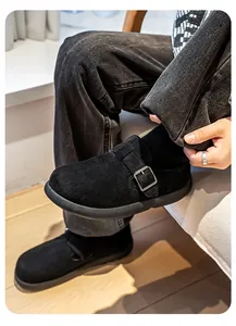 Nahaufnahme von modischen schwarzen Herren-Slippern im klassischen Clog-Stil mit Schnalle