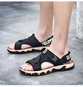 Detailansicht der atmungsaktiven Herren-Sportsandalen mit rutschfester Sohle und Schnallen