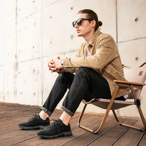Vista lifestyle all'aperto di sneaker da trekking in pelle nera da uomo