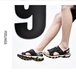 Nahaufnahme von schwarzen Herren-Sport-Sandalen mit VELOVE-Riemen und gelben Details.