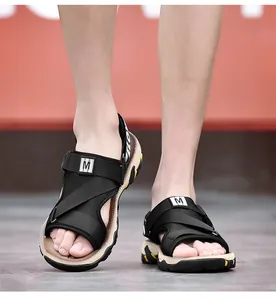 Detailansicht der schwarzen Outdoor-Sandalen für Herren mit rutschfester Sohle