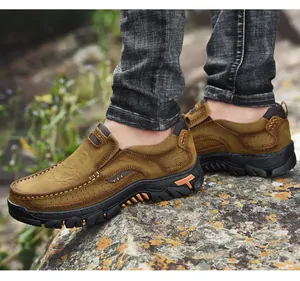 Primer plano de zapatos de senderismo marrones para hombre en una roca con musgo natural