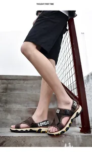 Nahaufnahme der braunen Sport-Sandalen für Herren auf Betontreppen für den Sommer.