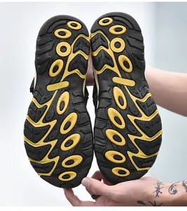 Detailansicht der rutschfesten gelb-schwarzen Gummisohle für Herren Outdoor Strandsandalen