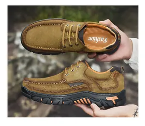 Vista detallada de los zapatos de senderismo de cuero para hombre con agujeros transpirables