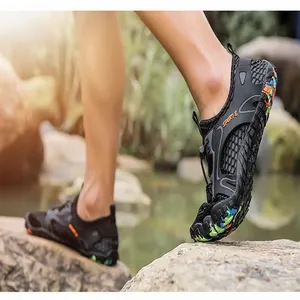 Vista laterale di scarpe da scoglio nere traspiranti con suole mimetiche colorate