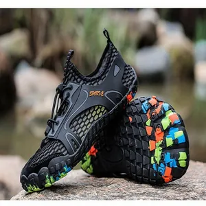 Dettaglio di scarpe da scoglio traspiranti con suole colorate antiscivolo all'aperto.