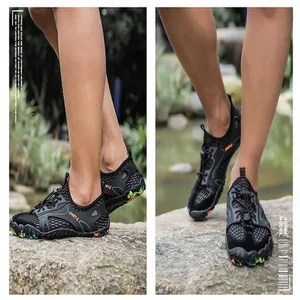 Dettaglio della tomaia in mesh traspirante su queste scarpe da wading nere da esterno