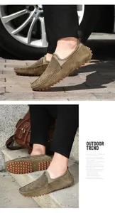 Vue détaillée de mocassins en daim olive pour hommes avec semelle en caoutchouc souple.
