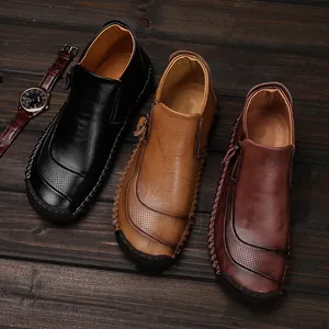 Detail van handgenaaide casual herenlaarzen in drie klassieke kleuren