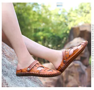 Sandalias versátiles de cuero marrón hechas a mano para hombre con diseño calado