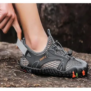 Primo piano di scarpe da scoglio in rete traspirante con lacci a regolazione rapida
