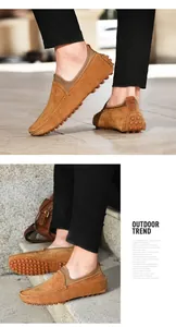 Détail de mocassins en daim marron avec semelles à picots orange