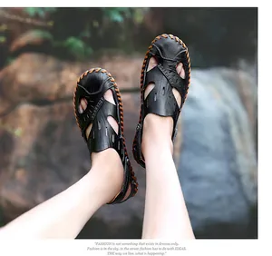 Sandalias negras de hombre hechas a mano con diseño calado y costuras naranjas.