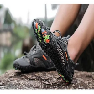 Primo piano di scarpe da scoglio grigie traspiranti con suola in gomma antiscivolo colorata