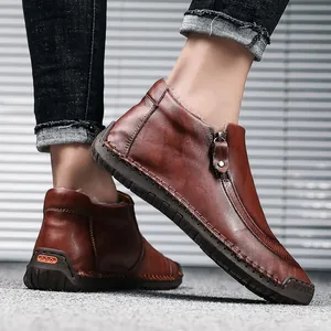 Close-up van bruine casual herenlaarzen met decoratieve handstiksels en een rits opzij