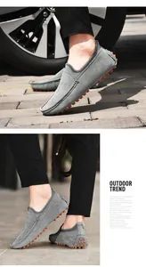 Vue détaillée des mocassins en daim gris avec des particules antidérapantes orange