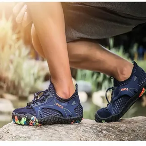 Dettaglio di scarpe da scoglio traspiranti blu navy da uomo in ambiente esterno