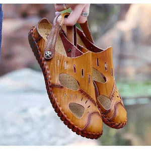 Primer plano de sandalias de cuero marrón caladas para hombre con costuras a mano