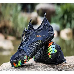 Dettaglio di scarpe da scoglio blu traspiranti con suola robusta e fantasia colorata