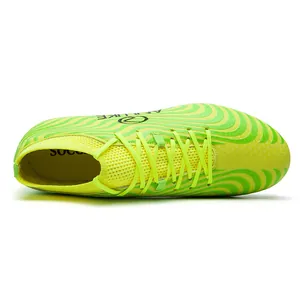 Vista superior de botas de fútbol de caña alta con patrones de ondas verdes y cordones