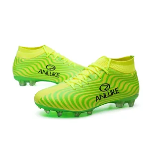 Detalle de botas de fútbol de caña alta verde neón con tacos AG para hombre