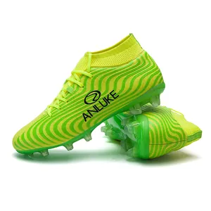 Vista detallada de botas de fútbol de caña alta amarillo neón con tacos AG y ondas