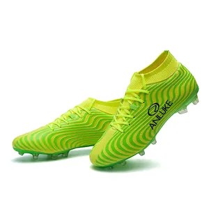 Botas de fútbol de caña alta en verde neón con tacos AG y un diseño de ondas verdes