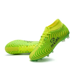 Detalle de botas de fútbol altas verde neón con tacos AG y un patrón de ondas dinámicas