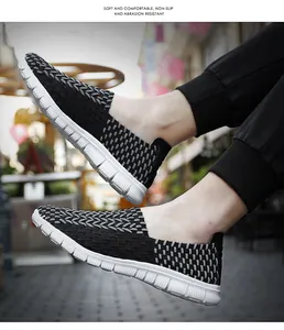 Gros plan sur des chaussures tissées noires respirantes avec des semelles blanches.