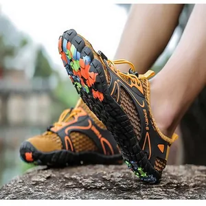 Dettaglio di scarpe da wading traspiranti con suola in gomma antiscivolo colorata