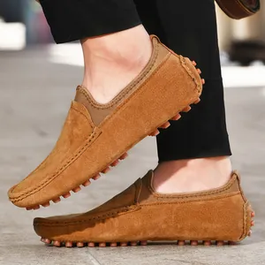 Mocassins en daim marron pour hommes avec semelle à picots classique élégante.