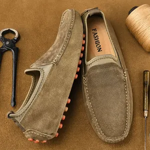 Mocassins décontractés en daim marron pour hommes avec design slip-on et semelle à picots